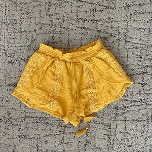 Women’s yellow American Eagle flowy shorts